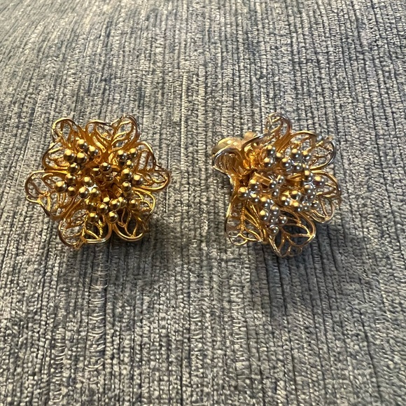 Vintage Gold Tone Clip -On Earrings! - Picture 13 of 16